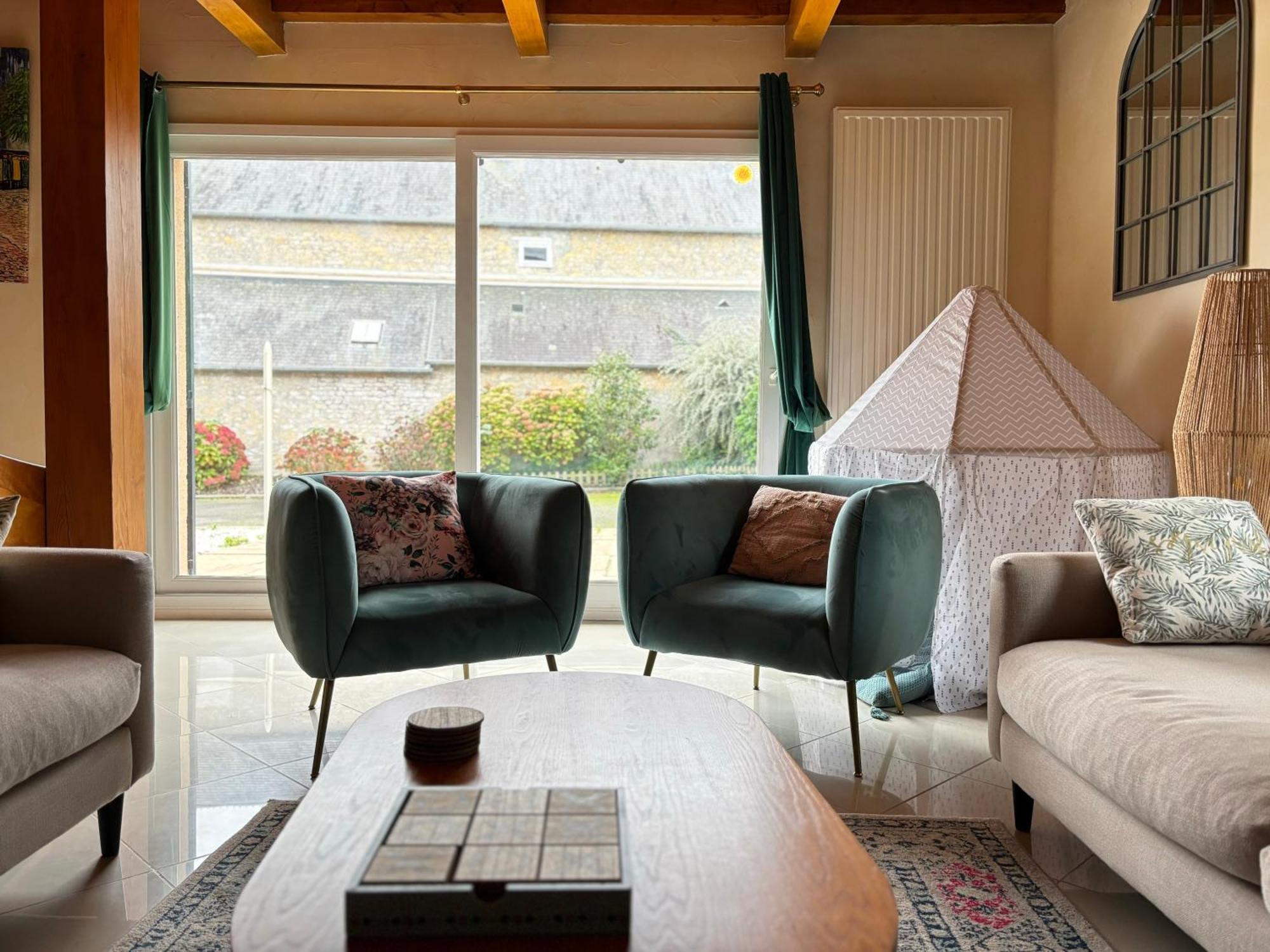 Le So Art, Grande Maison 4 Chambres, Terrain De Petanque, Grand Jardin Clos, Flipper, Babyfoot, Jeux Arcade, Ping Pong,1 Km Mer, Proche Golf, Port En Bessin, Bayeux Et Plages Du Debarquement, Adaptee Enfants Commes Exterior foto